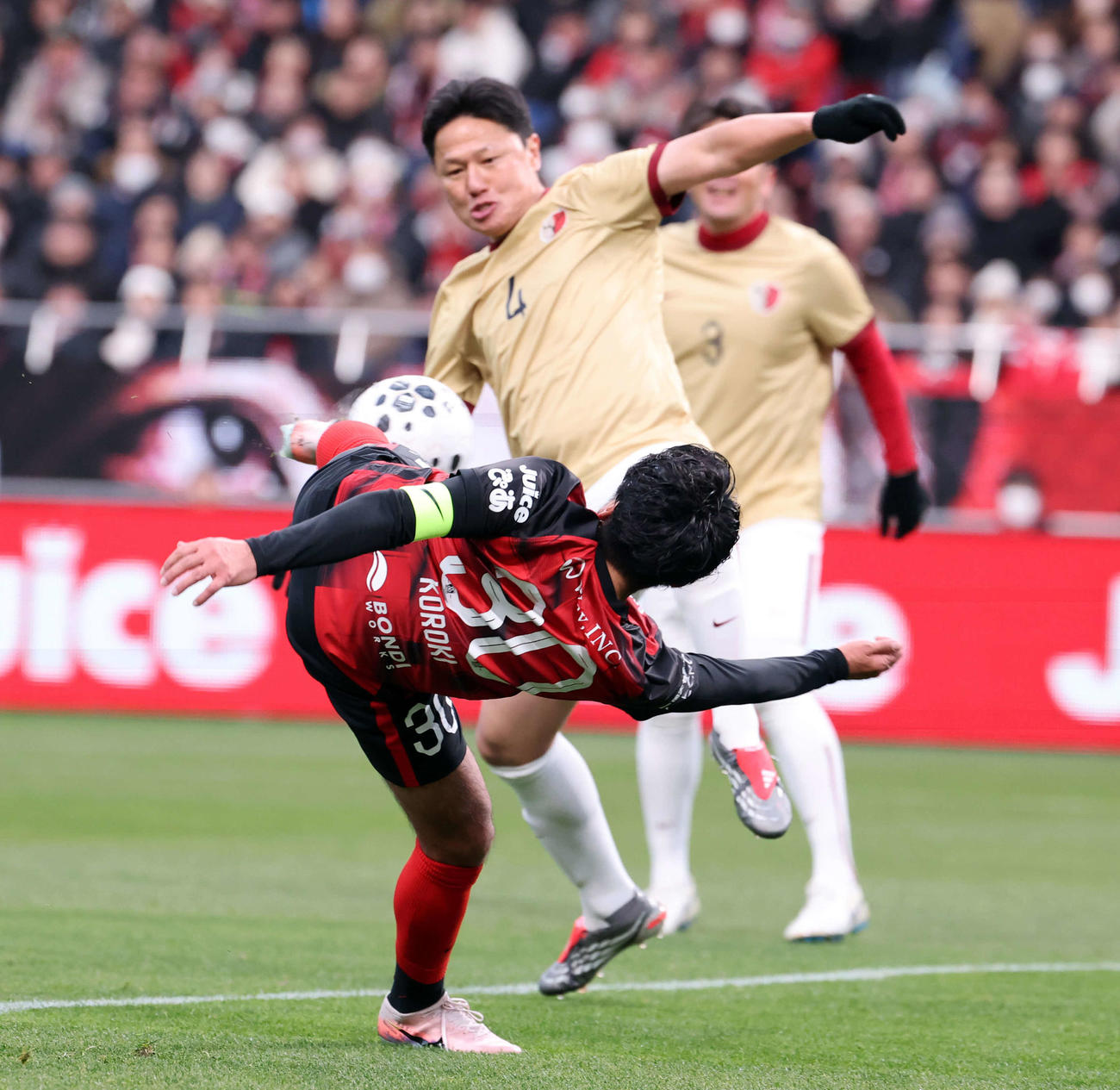 興梠慎三引退試合　浦和対鹿島　前半、先制ゴールを決める浦和興梠慎三さん（手前）。後方は鹿島大岩剛さん（撮影・浅見桂子）