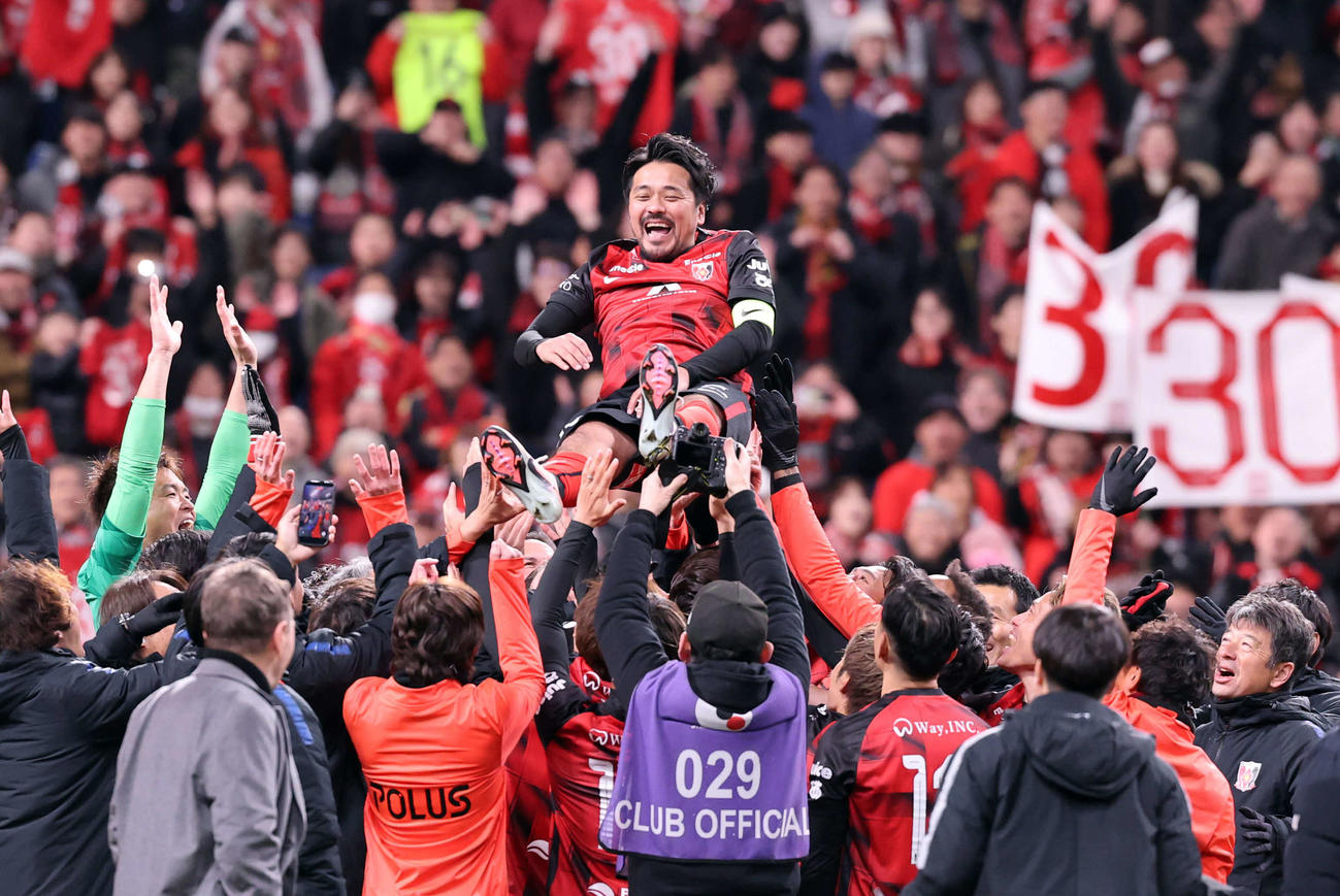 引退試合後、浦和イレブンから胴上げされる興梠さん（撮影・浅見桂子）