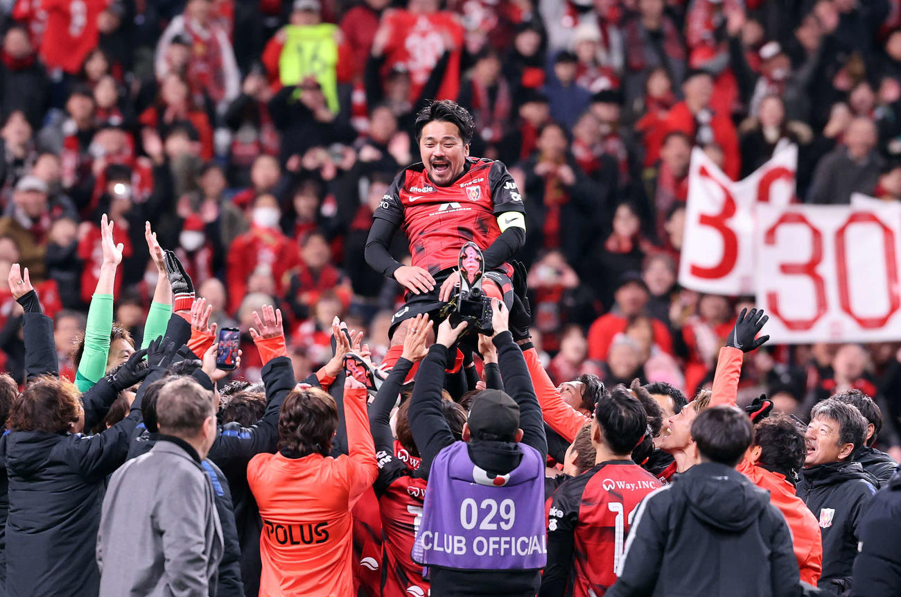 興梠慎三引退試合　浦和対鹿島　試合後、浦和イレブンから胴上げされる興梠慎三さん（撮影・浅見桂子）
