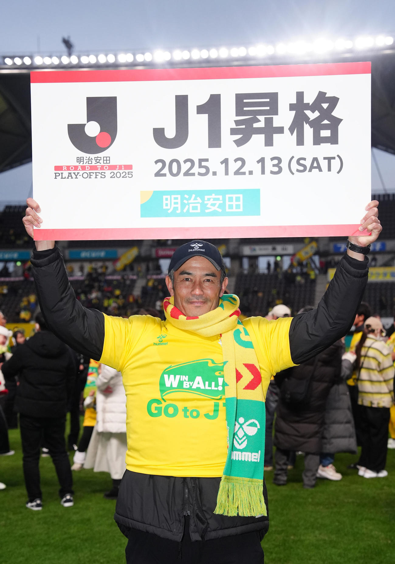 千葉対徳島　J1昇格を決め、写真に納まる千葉小林監督（撮影・江口和貴）