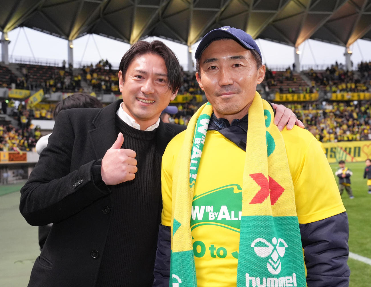 千葉対徳島　J1昇格を決め、記念撮影する千葉坂本コーチ（右）と水野氏（撮影・足立雅史）