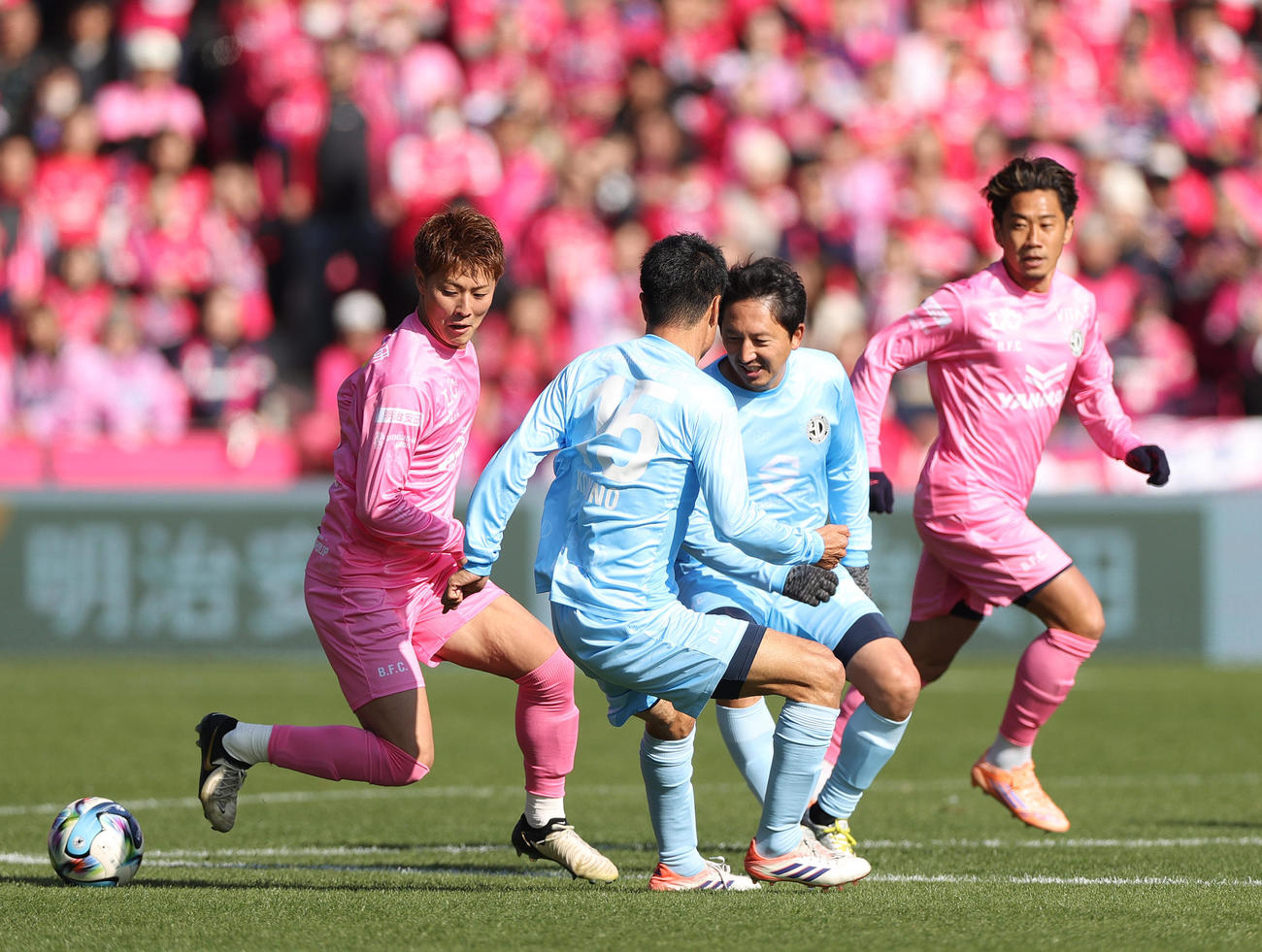 OSAKA PINK対OSAKA BLUE　前半、OSAKA PINK柿谷（右）はドリブルで攻め上がる。左は香川、右から2人目はOSAKA BLUE橋本（撮影・上山淳一）