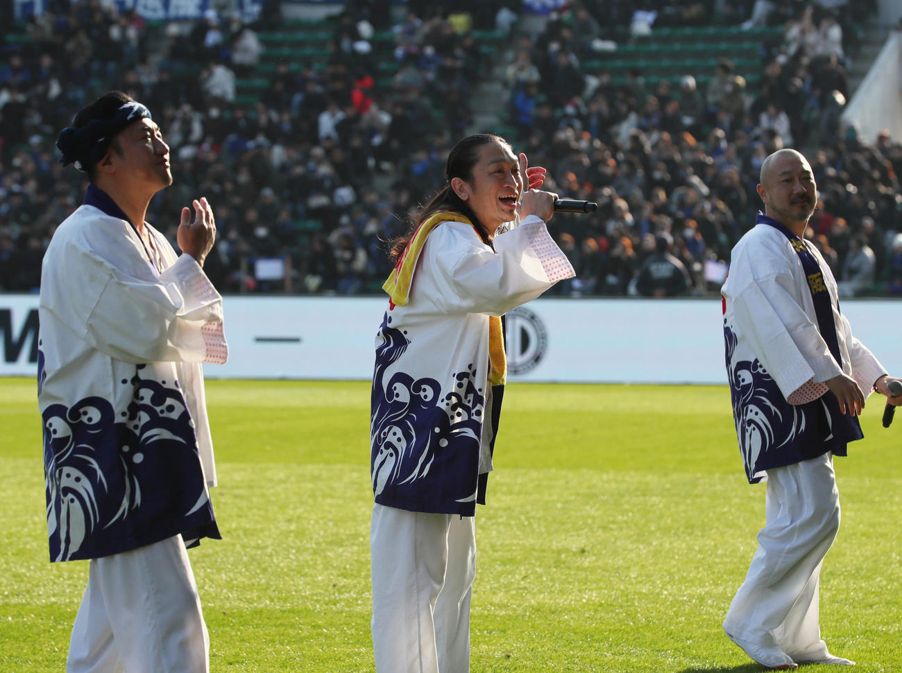 柿谷曜一朗引退セレモニーでライブするET－KING（撮影・上山淳一）