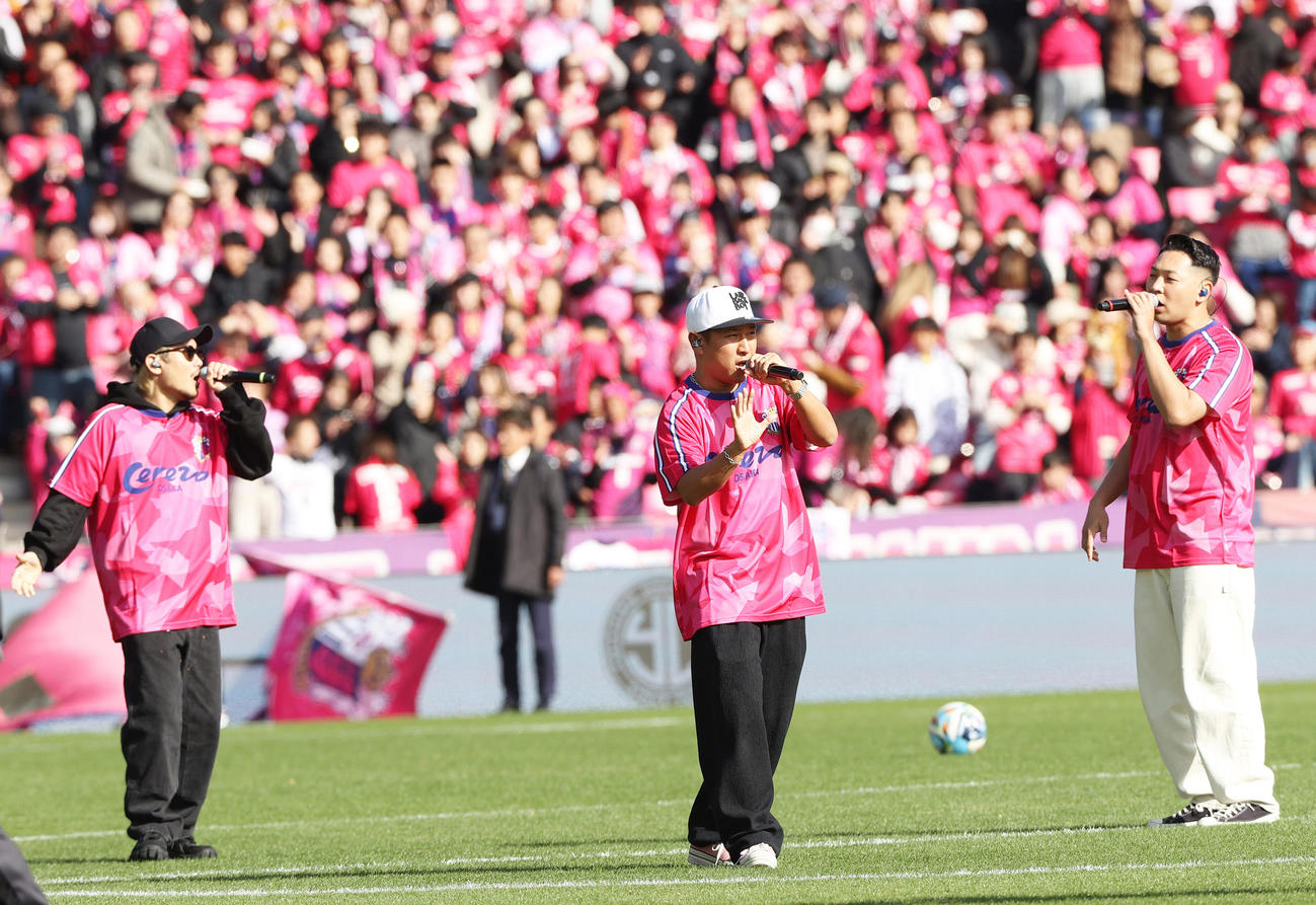 柿谷曜一朗引退試合でライブするベリーグッドマン（撮影・上山淳一）