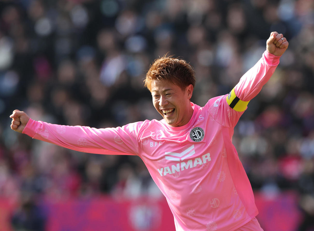 OSAKA PINK対OSAKA BLUE後半、ゴールを決め歓喜するOSAKA PINK柿谷（撮影・上山淳一）