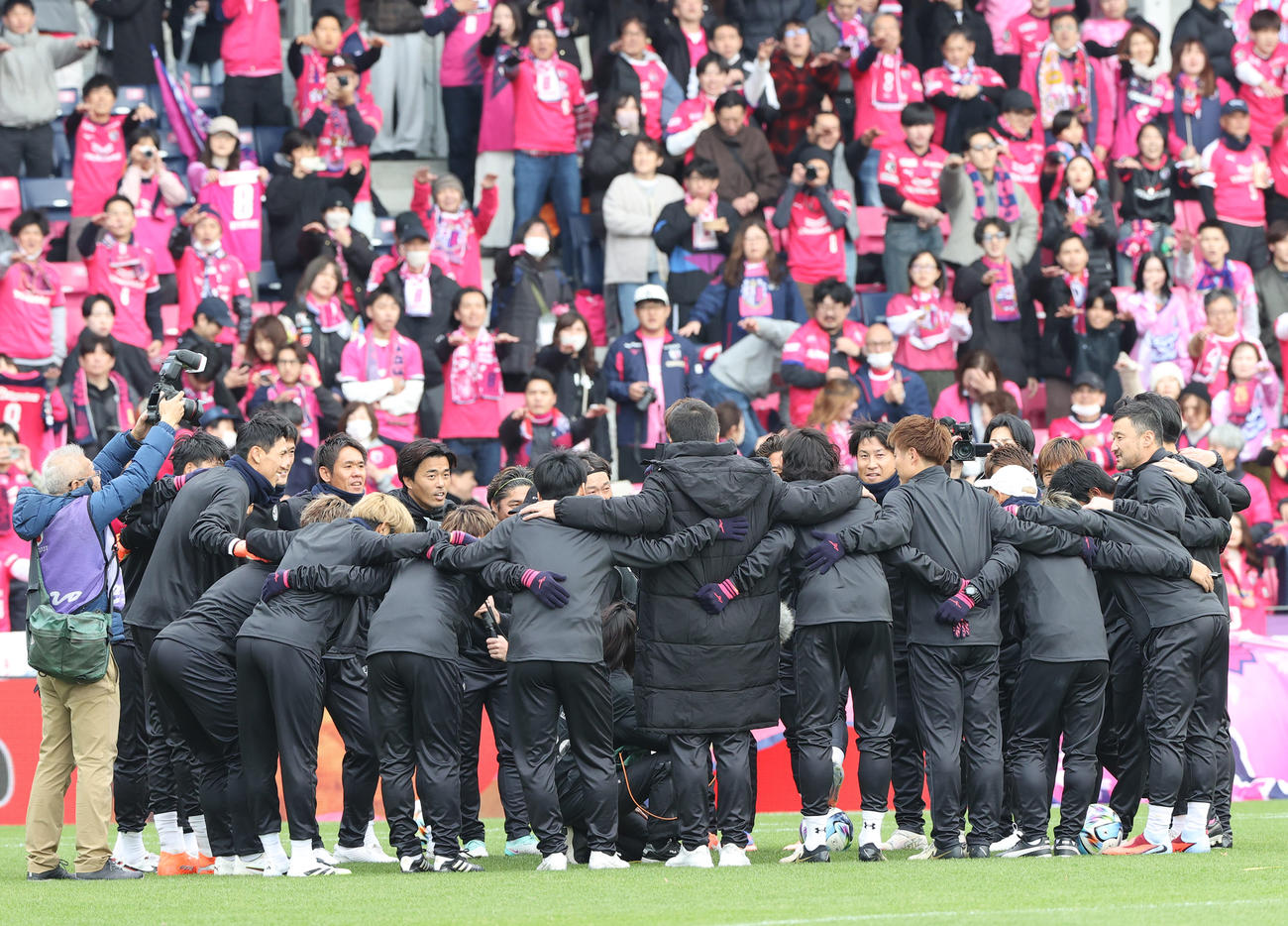 練習を前に円陣を組むOSAKA PINKの選手ら（撮影・上山淳一）