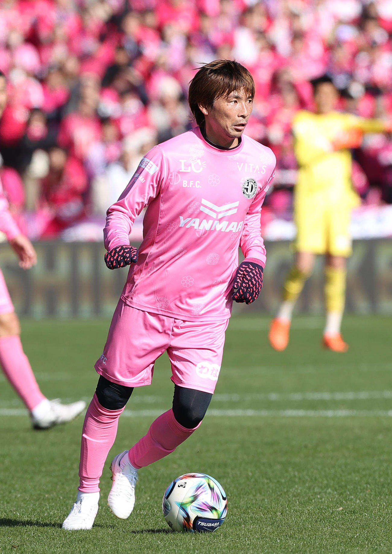 OSAKA PINK対OSAKA BLUE前半、ドリブルで攻め上がるOSAKA PINK乾（撮影・上山淳一）