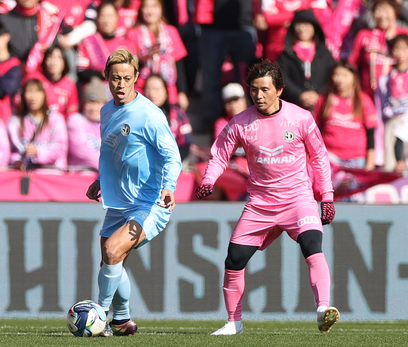 OSAKA PINK対OSAKA BLUE　前半、ボールをキープするOSAKA BLUE本田。右はOSAKA PINK乾（撮影・上山淳一）