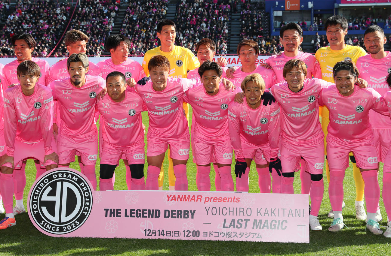 柿谷（前列左から4人目）を中心に集合写真に収まるOSAKA PINKの選手ら（撮影・上山淳一）
