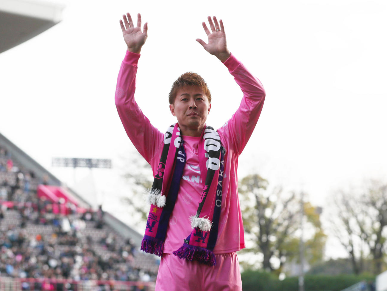 引退セレモニーでファンにあいさつする柿谷（撮影・上山淳一）