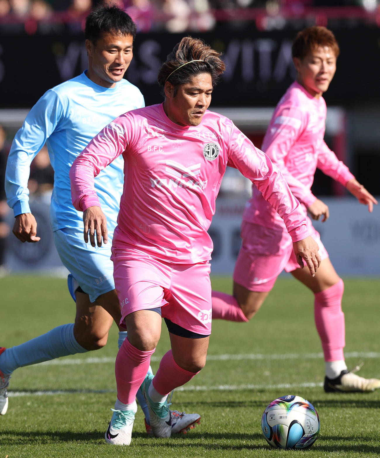 OSAKA PINK対OSAKA BLUE前半、ドリブルで攻め上がるOSAKA PINK大久保（撮影・上山淳一）
