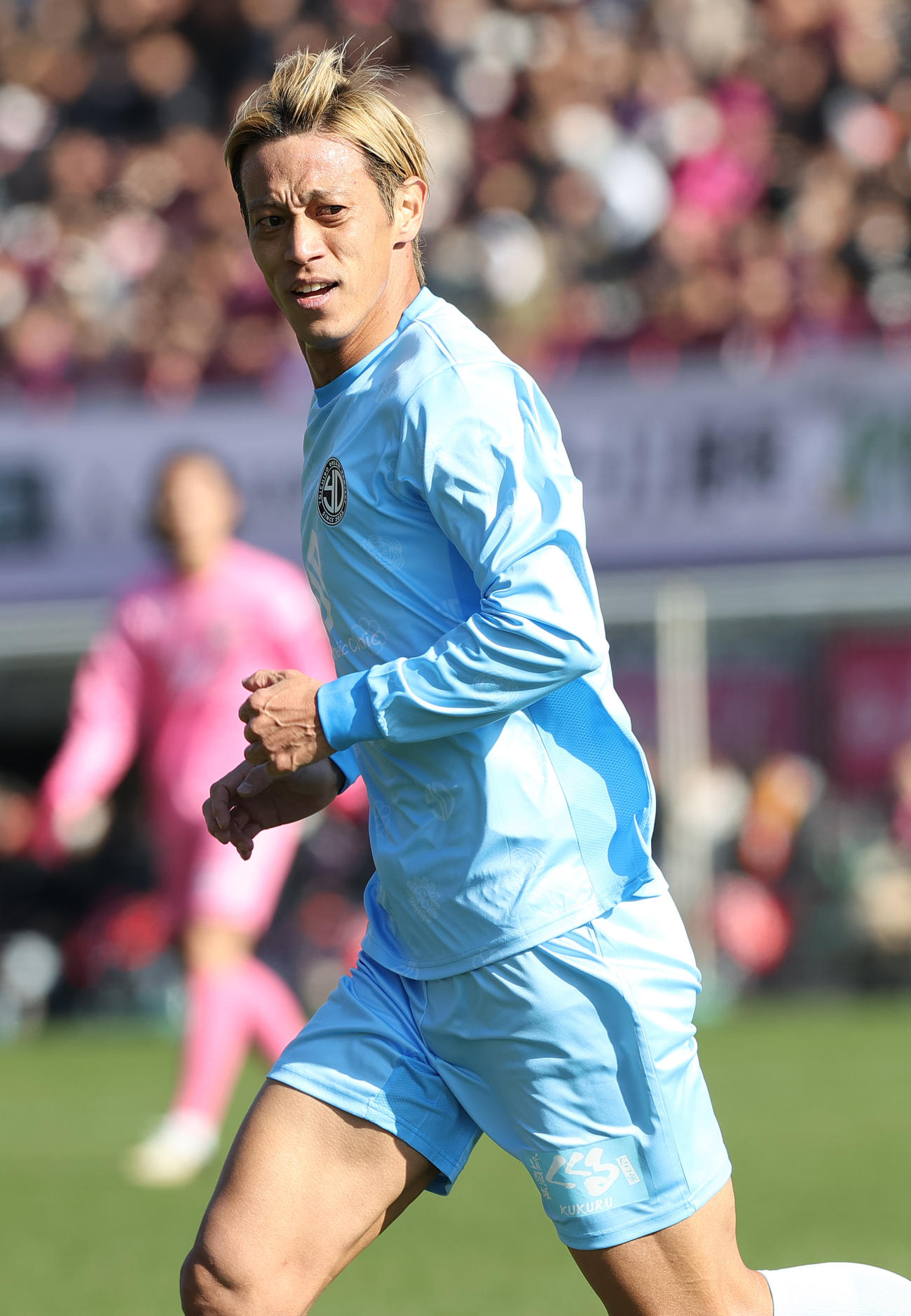 OSAKA PINK対OSAKA BLUE　前半、ボールを追うOSAKA BLUE本田（撮影・上山淳一）