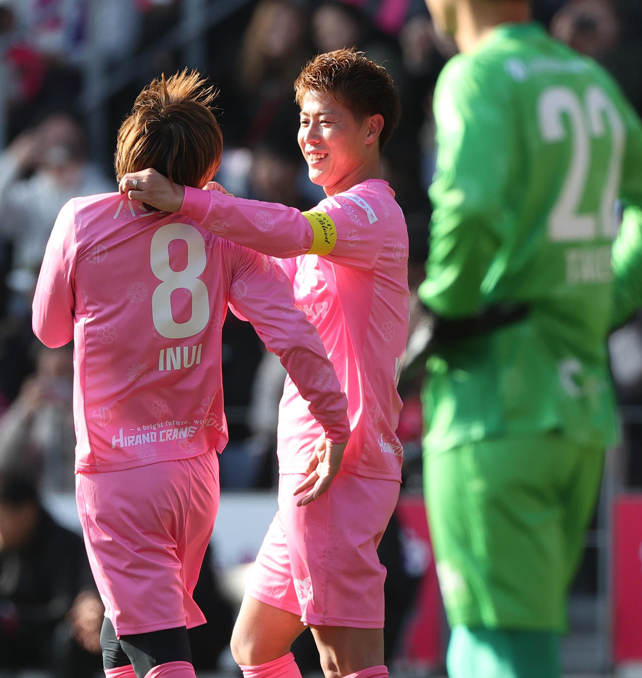 OSAKA PINK対OSAKA BLUE　後半、ゴールを決めるOSAKA PINK乾（左）を祝福する柿谷（撮影・上山淳一）