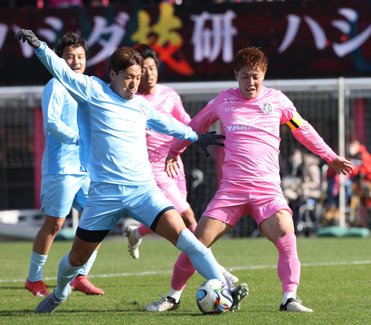 OSAKA PINK対OSAKA BLUE　前半、ボールを奪い合うOSAKA PINK柿谷（右）とOSAKA BLUE昌子（撮影・上山淳一）