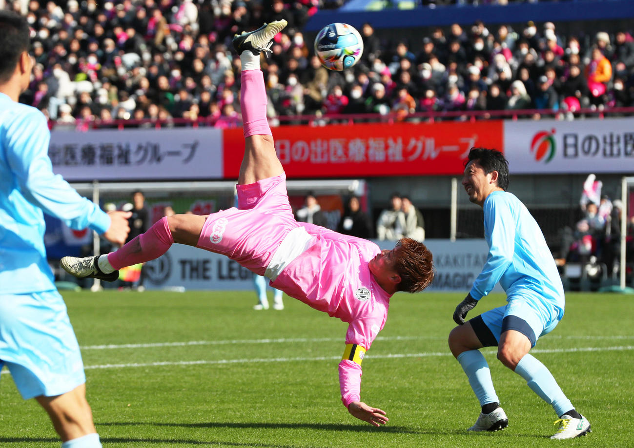 OSAKA PINK対OSAKA BLUE　前半、OSAKA PINK柿谷（中央）はオーバーヘッドでゴールを狙うも外す（撮影・上山淳一）