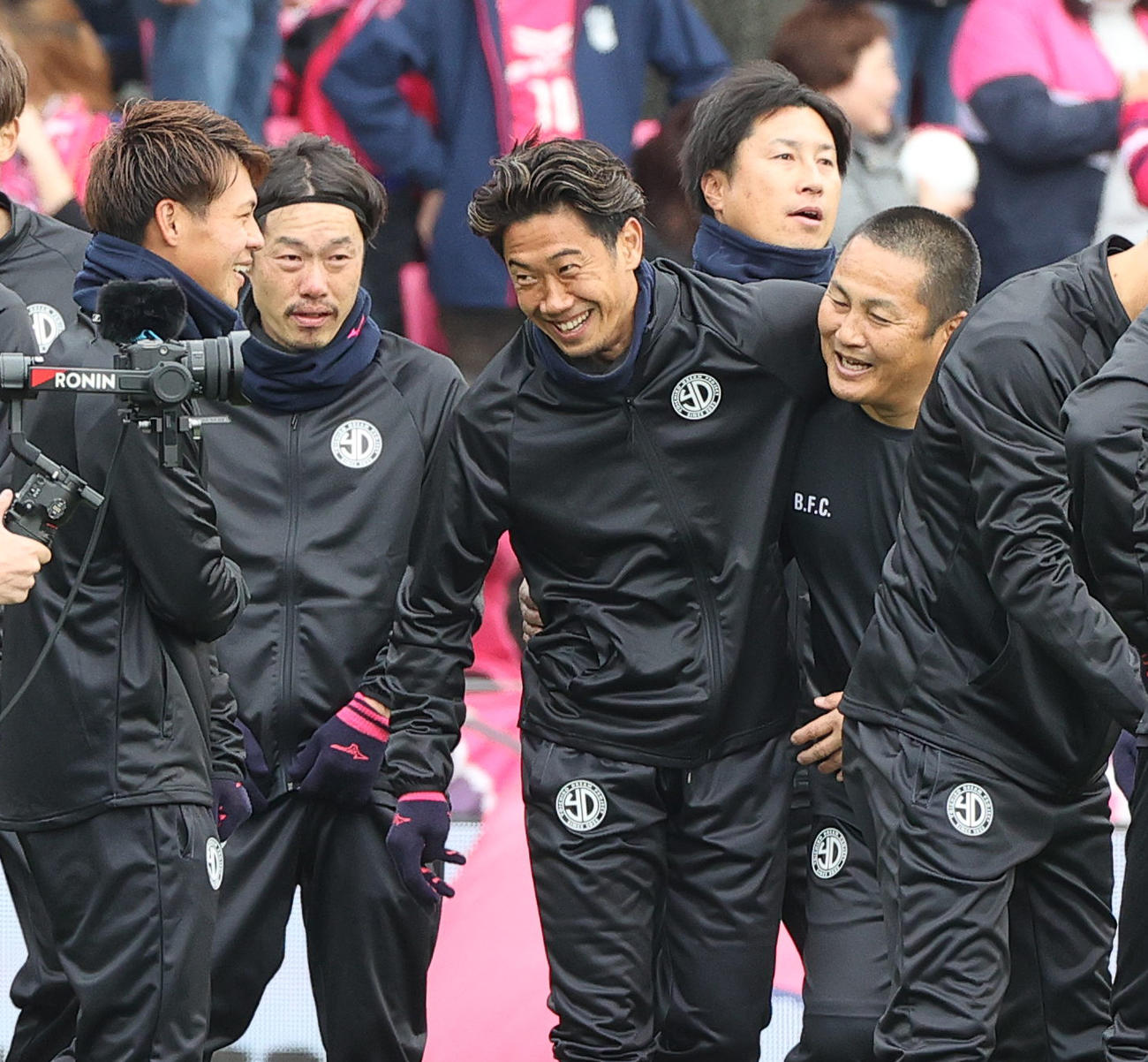 試合前、リラックスした表情を見せる香川（中央）、森島（右）ら（撮影・上山淳一）