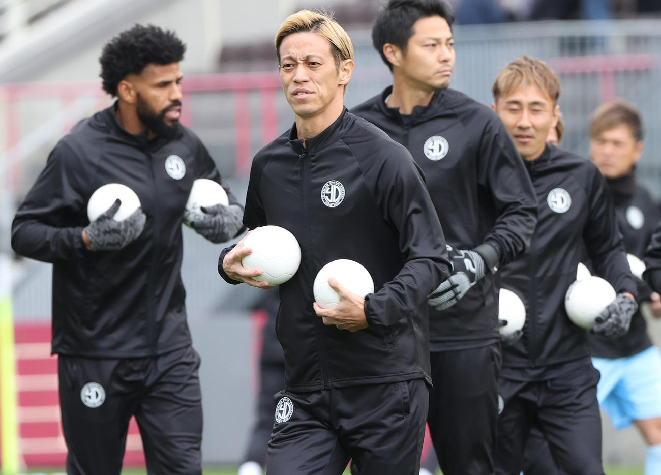 試合前、リラックスした表情の本田（手前）（撮影・上山淳一）