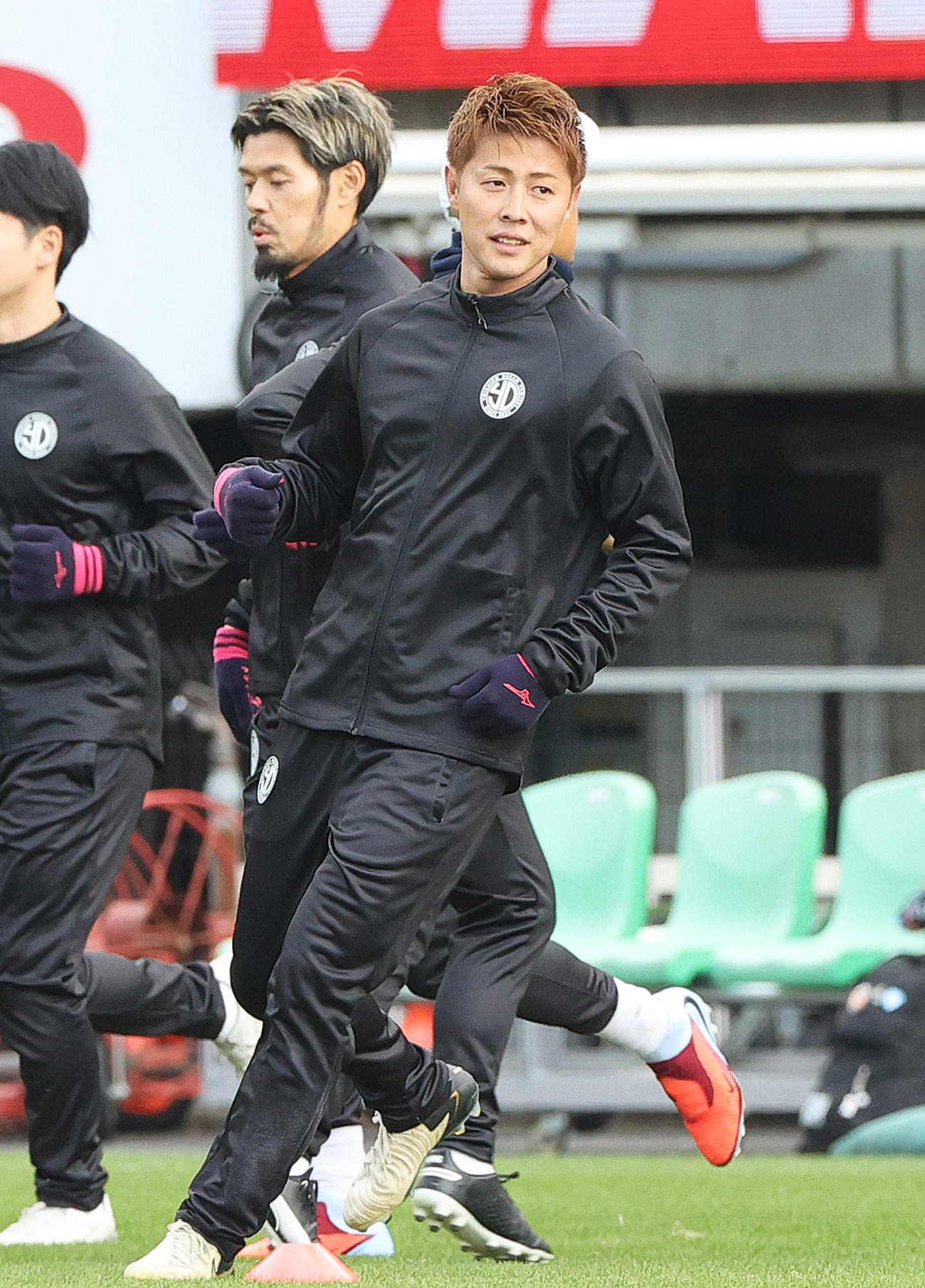 試合前、アップする柿谷（撮影・上山淳一）