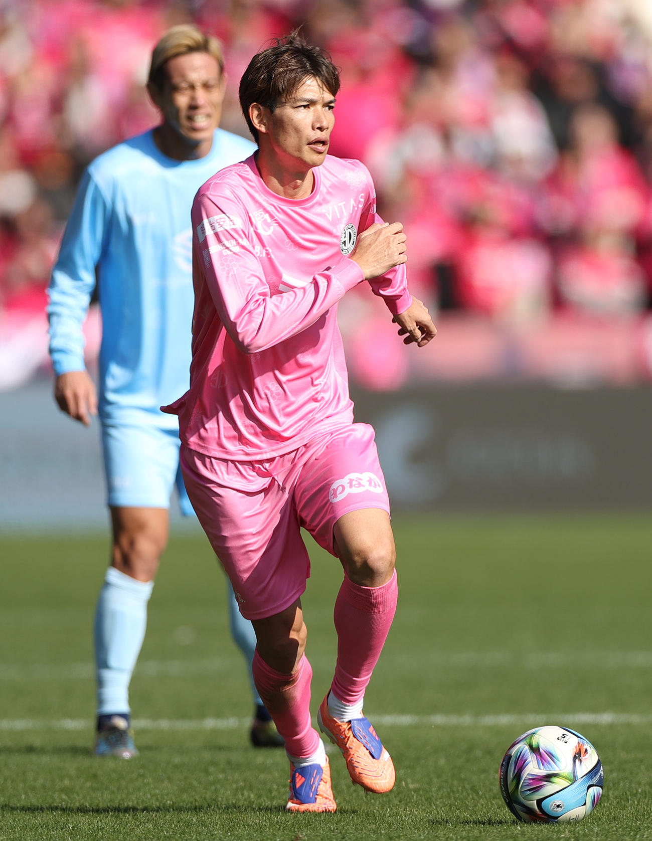 OSAKA PINK対OSAKA BLUE　前半、ドリブルで攻め上がるOSAKA PINK扇原。後方はOSAKA BLUE本田（撮影・上山淳一）