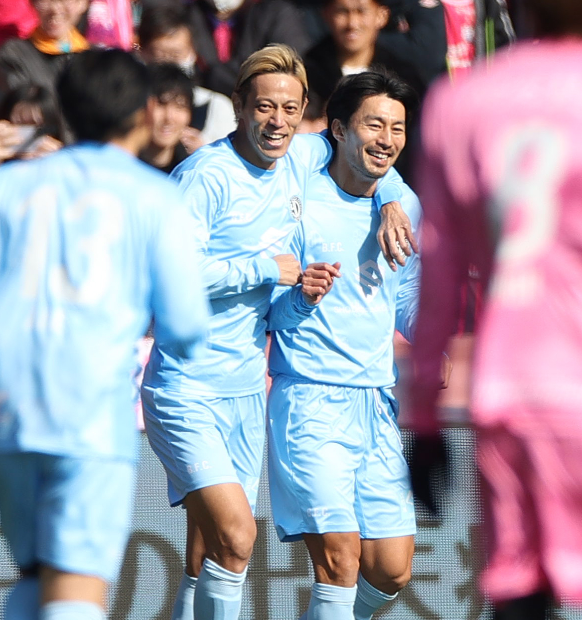 OSAKA PINK対OSAKA BLUE　前半、ゴールを決めたOSAKA BLUE家長（右）を祝福する本田（撮影・上山淳一）