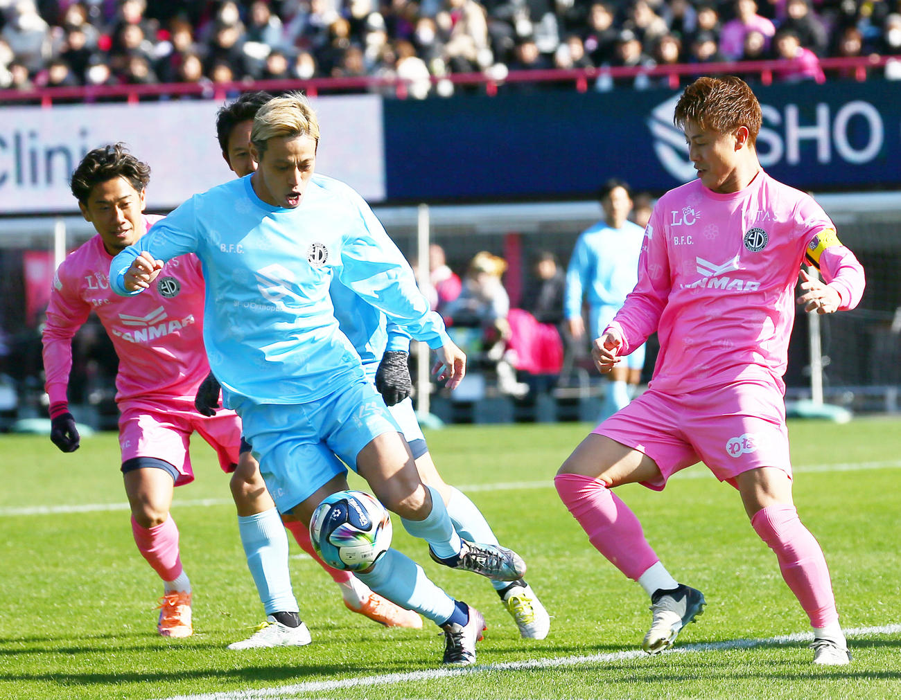 OSAKA PINK対OSAKA BLUE前半、ボールを奪い合うOSAKA PINK柿谷（右）とOSAKA BLUE本田。左は香川（撮影・上山淳一）