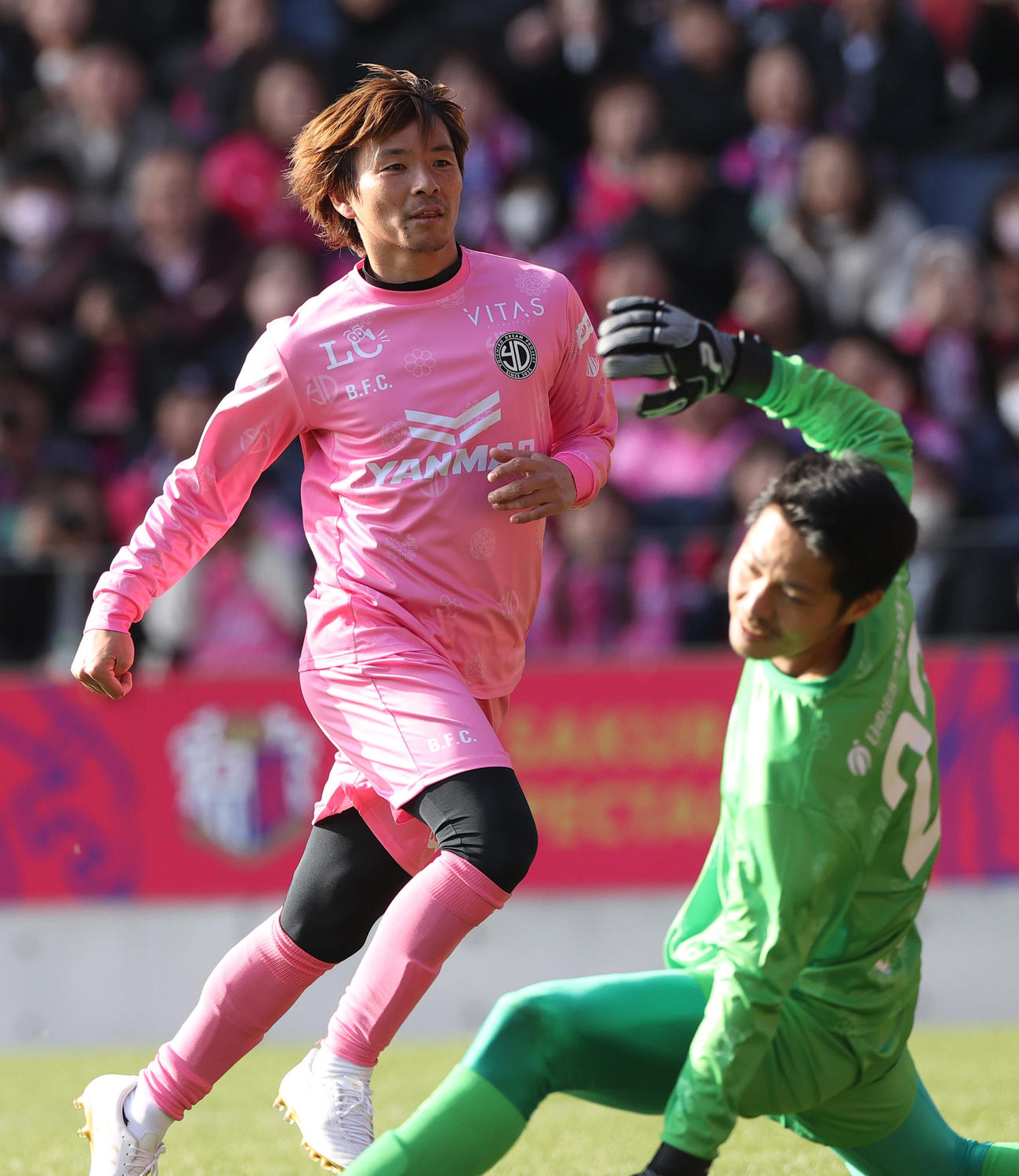 OSAKA PINK対OSAKA BLUE　後半、ゴールを決めるOSAKA PINK乾。手前はOSAKA BLUEGK武田（撮影・上山淳一）