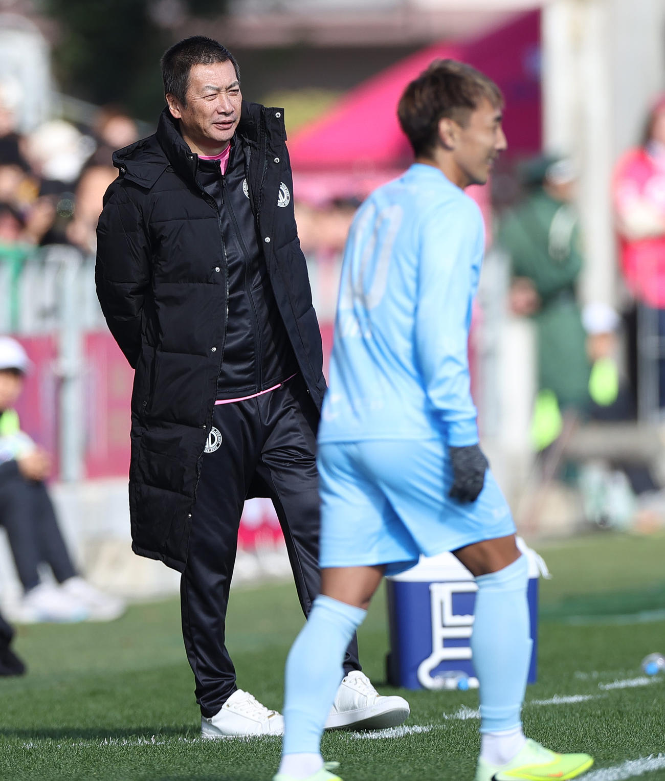 OSAKA PINK対OSAKA BLUE　前半、試合を見つめるOSAKA PINK西沢（撮影・上山淳一）