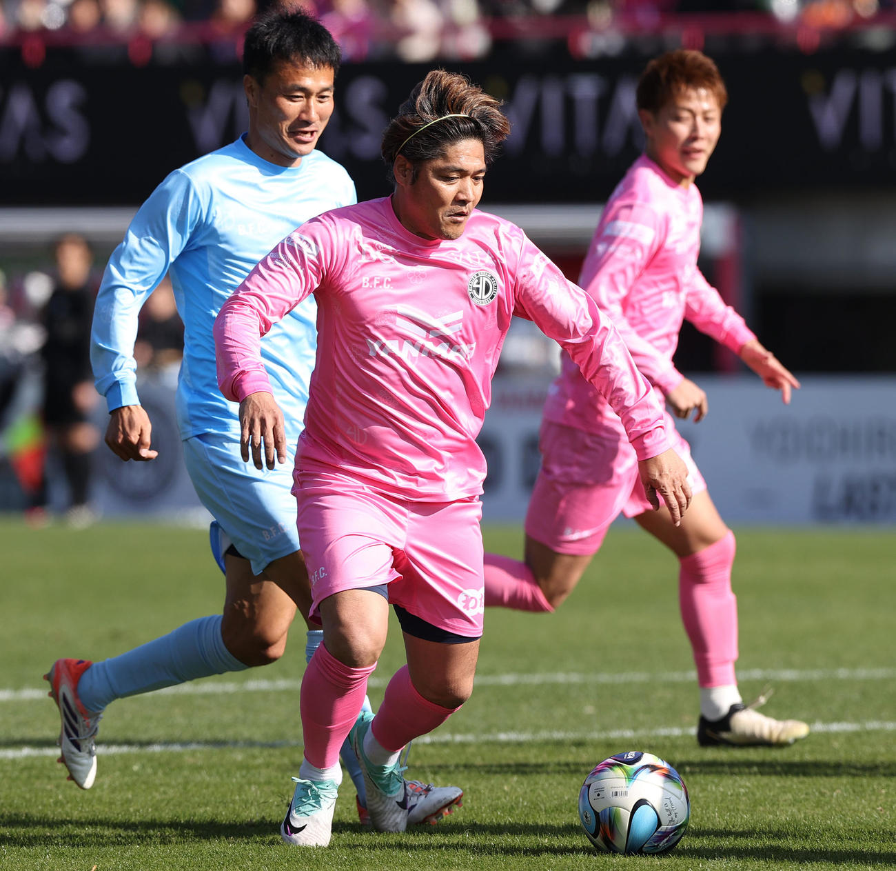 OSAKA PINK対OSAKA BLUE　前半、ドリブルで攻め上がるOSAKA PINK大久保。左はOSAKA BLUE今野、右は柿谷（撮影・上山淳一）