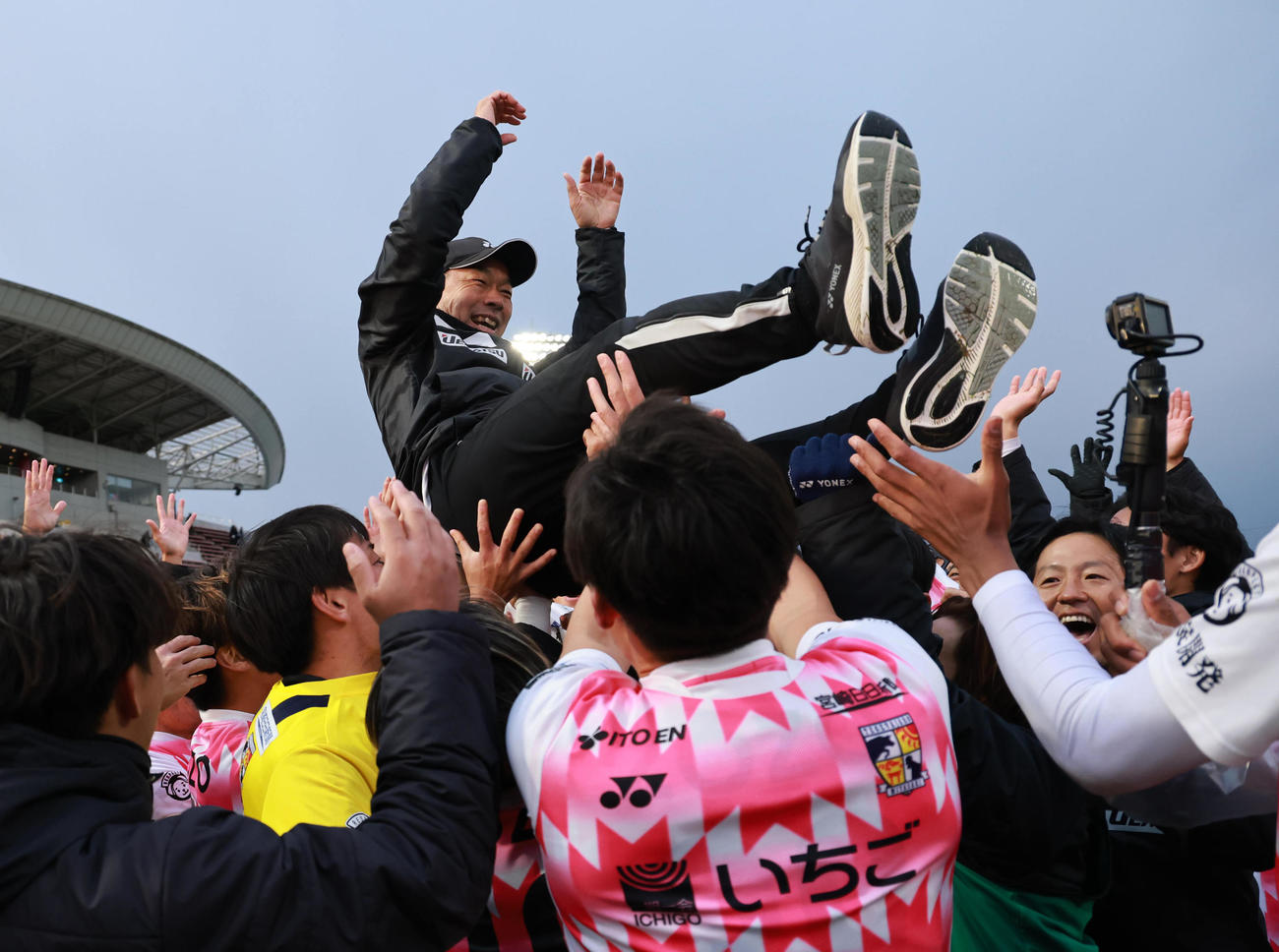 FC大阪対宮崎　J2昇格を果たした宮崎・大熊監督はイレブンから胴上げされる（撮影・上田博志）