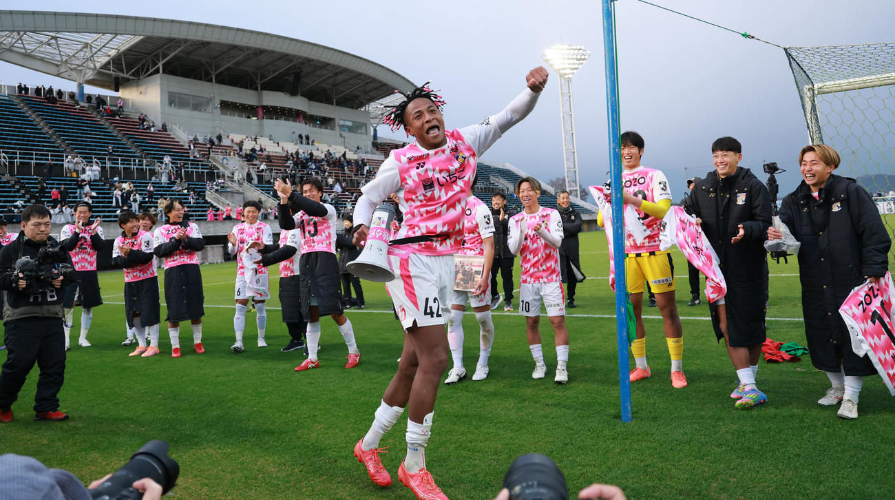 FC大阪対宮崎　J2昇格を果たし喜ぶ松本ら宮崎イレブン（撮影・上田博志）