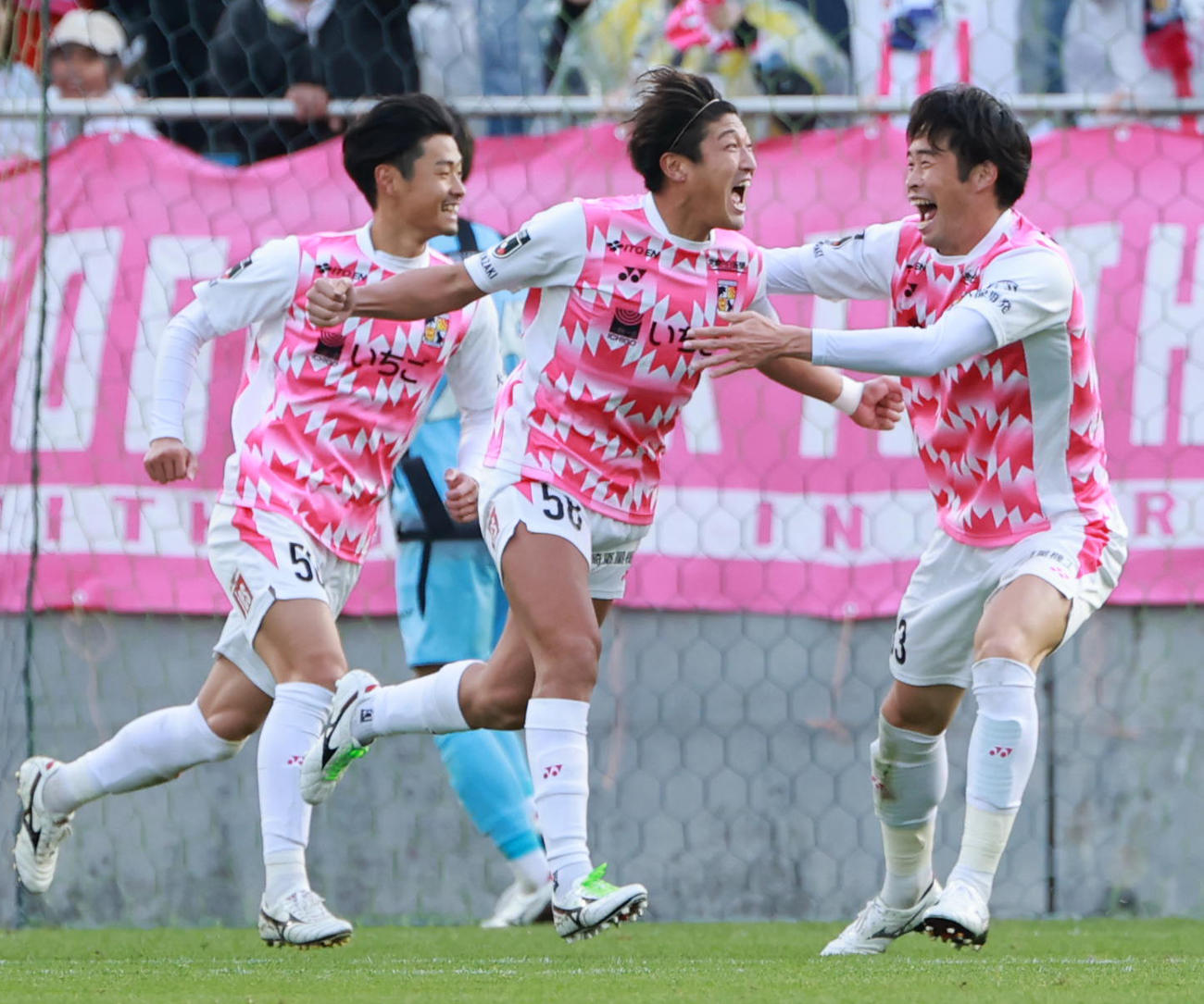 FC大阪対宮崎　後半、ゴールを決めた宮崎武（中央）は雄たけびをあげながらガッツポーズをする（撮影・上田博志）