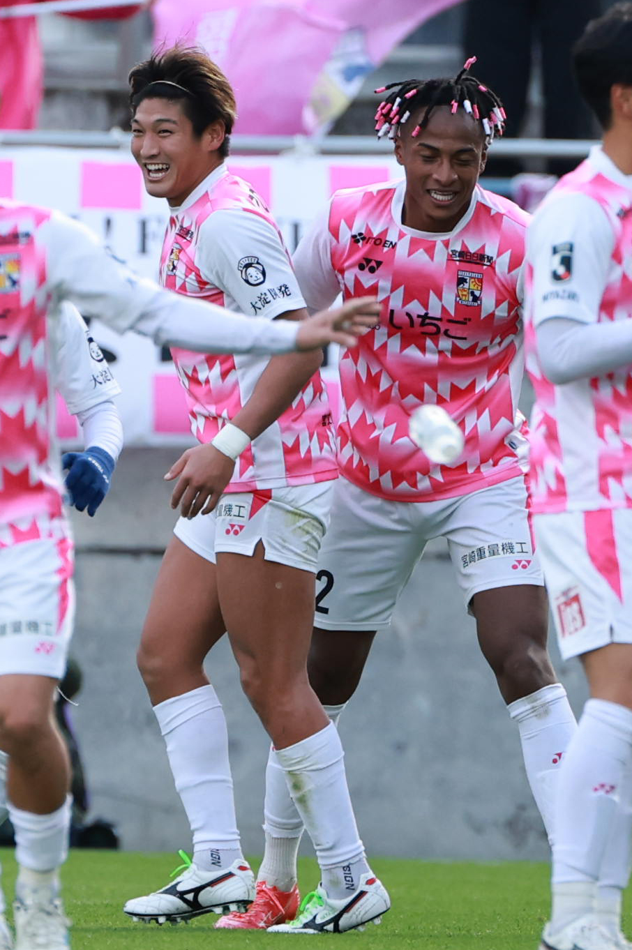 FC大阪対宮崎　後半、ゴールを決めた宮崎武（左）は松本と笑顔を見せる（撮影・上田博志）