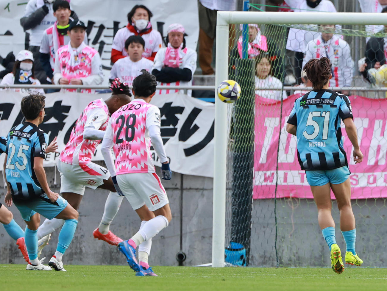 FC大阪対宮崎　後半、宮崎松本（左から2人目）はゴールを決める（撮影・上田博志）