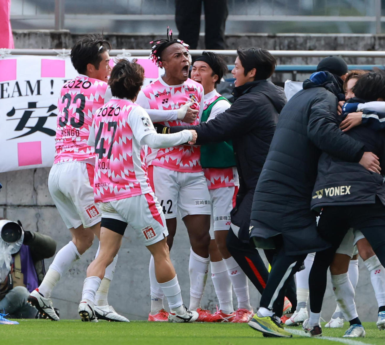 FC大阪対宮崎　後半、ゴールを決めた宮崎松本（中央）は雄たけびを上げる（撮影・上田博志）