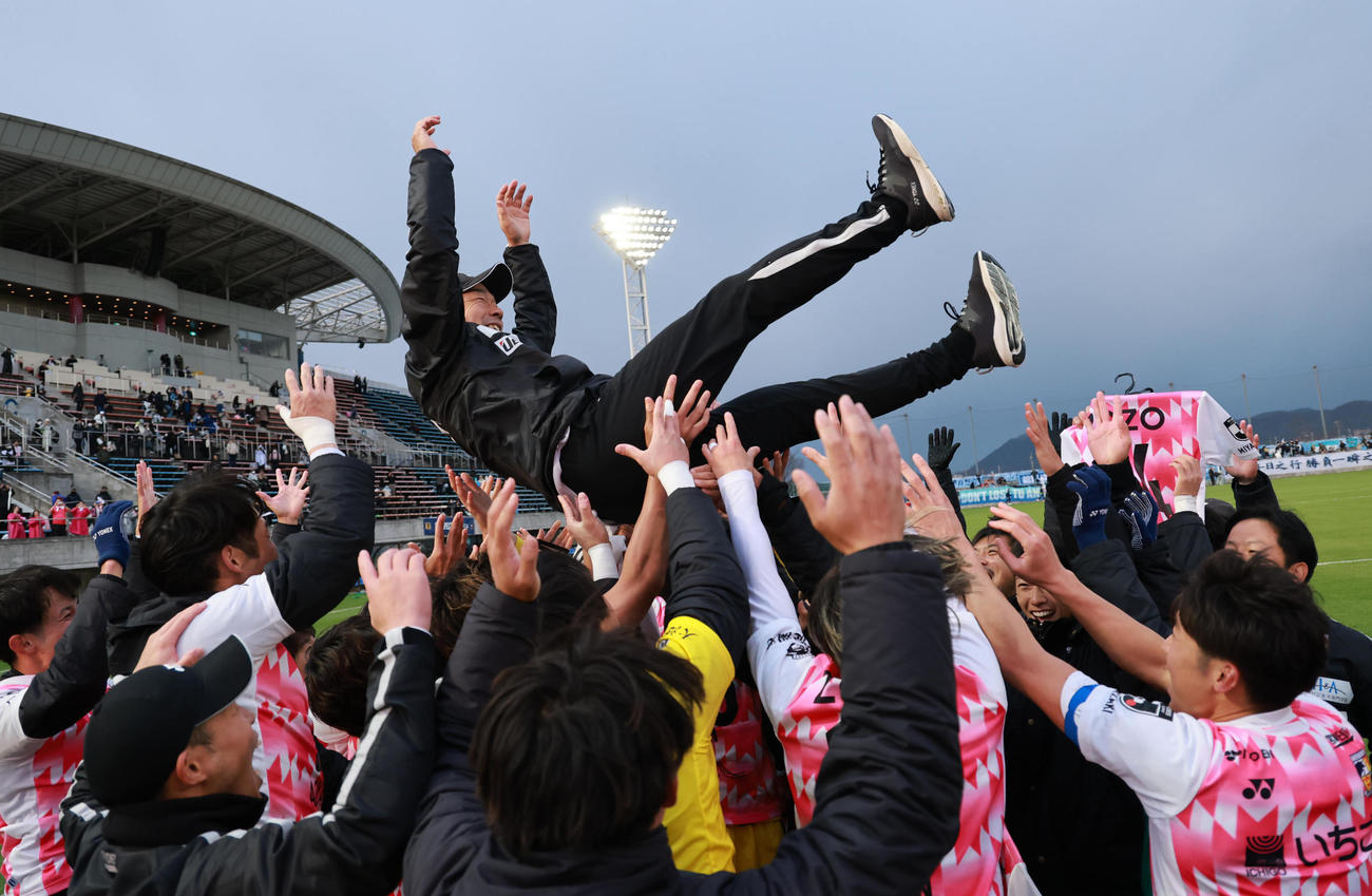 FC大阪対宮崎　J2昇格を果たした宮崎・大熊監督はイレブンから胴上げされる（撮影・上田博志）