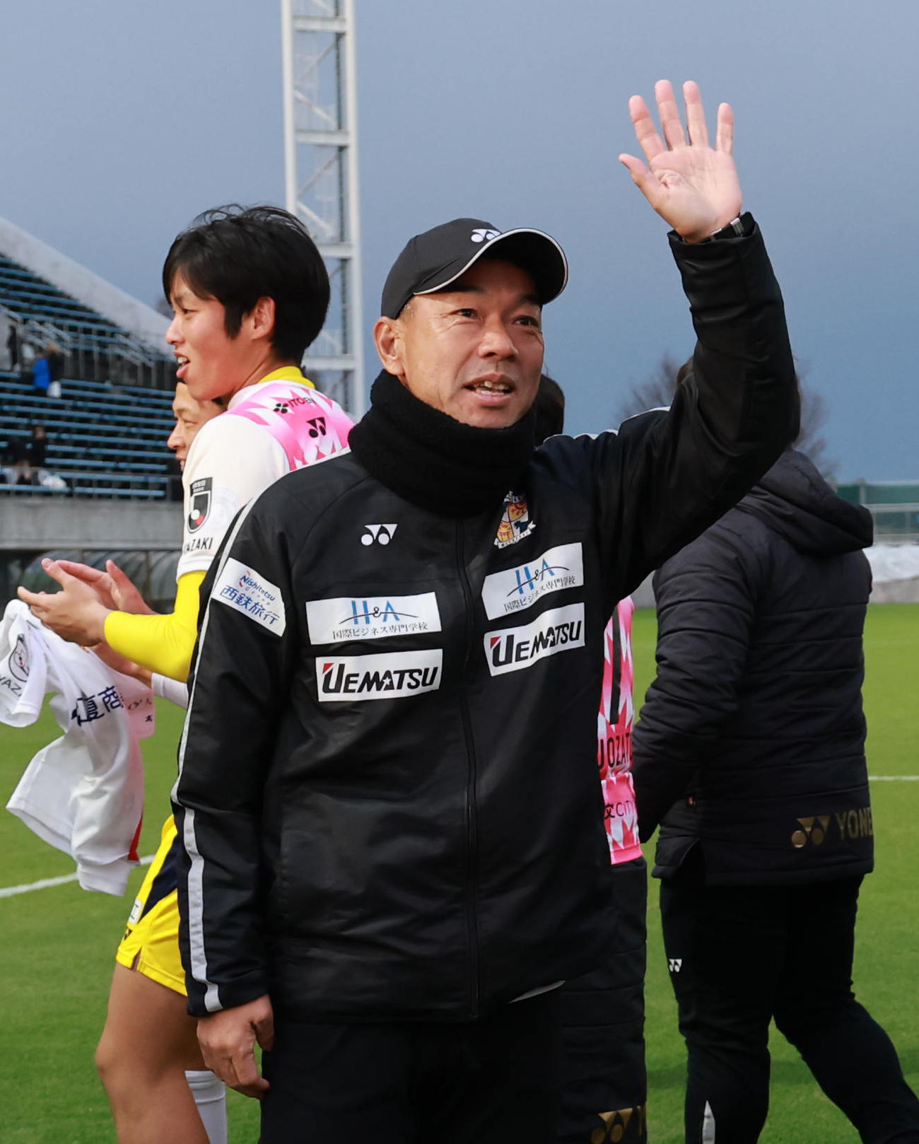 FC大阪対宮崎　J2昇格を果たした宮崎・大熊監督は笑顔を見せる（撮影・上田博志）
