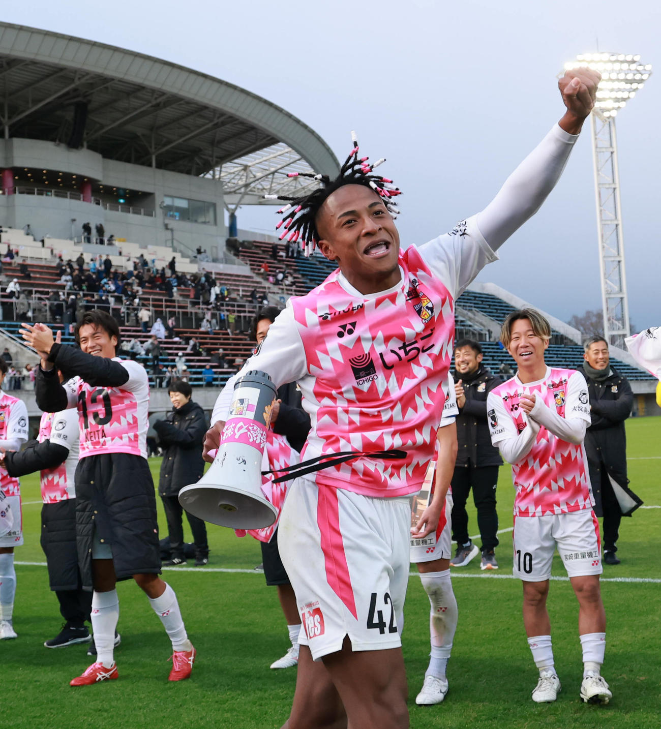 FC大阪対宮崎　J2昇格を果たし喜ぶ宮崎松本ケンチザンガとイレブン（撮影・上田博志）