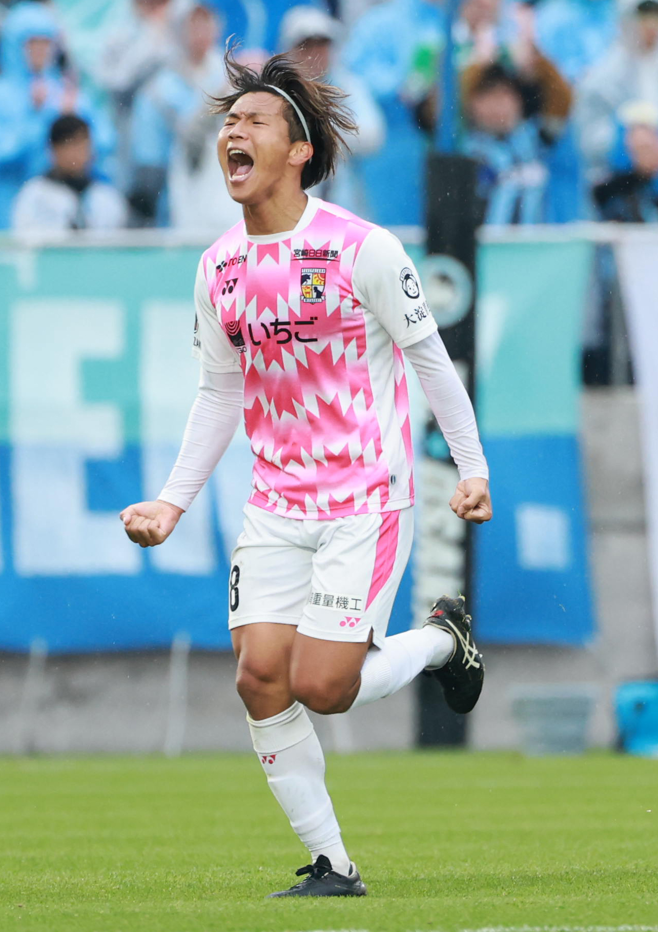 FC大阪対宮崎　前半、ゴールを決めた宮崎吉澤は雄たけびをあげる（撮影・上田博志）