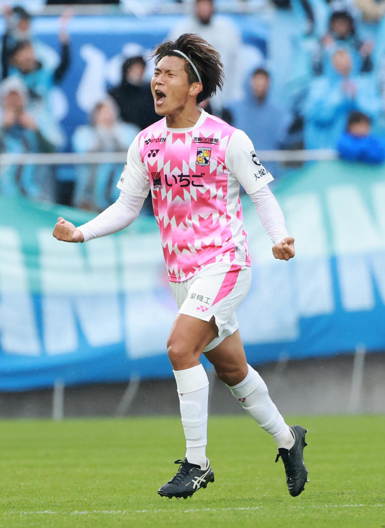 FC大阪対宮崎　前半、ゴールを決めた宮崎吉澤は雄たけびをあげる（撮影・上田博志）