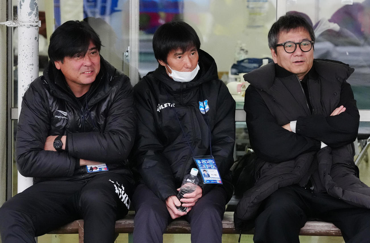 沼津対レイラック滋賀　試合前、Jリーグ野々村チェアマン（右）と言葉を交わす沼津前監督の中山氏。左は吉田氏（撮影・江口和貴）