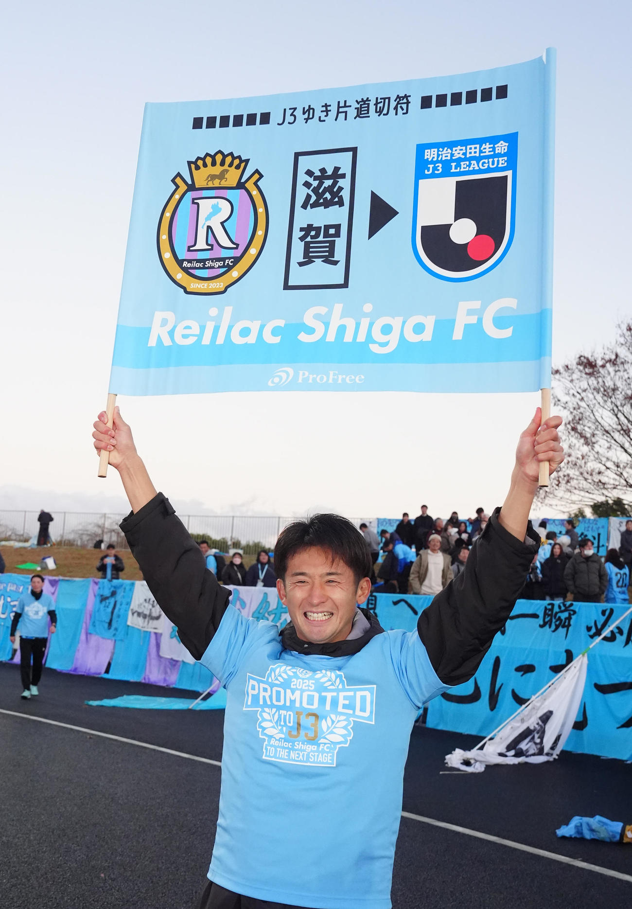 沼津対レイラック滋賀　試合後、写真に納まるレイラック滋賀の秋山（撮影・江口和貴）
