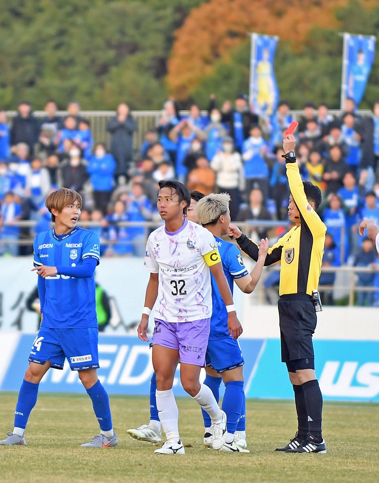 後半、レッドカードで退場処分となる沼津柳町（左端）