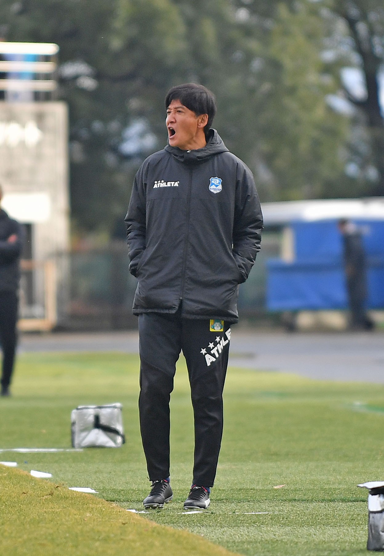 選手を鼓舞する沼津鈴木監督