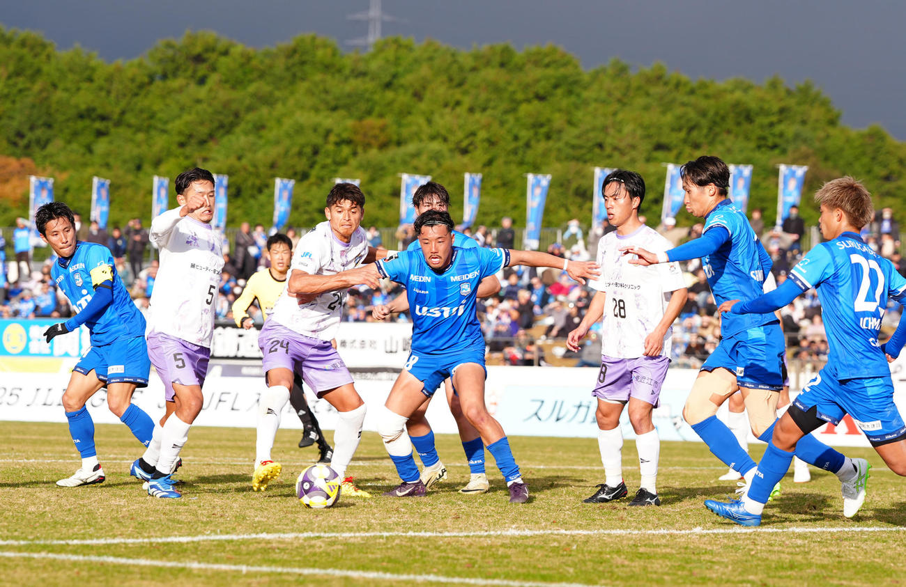 沼津対レイラック滋賀　前半、ゴール前で競り合う選手たち（撮影・江口和貴）