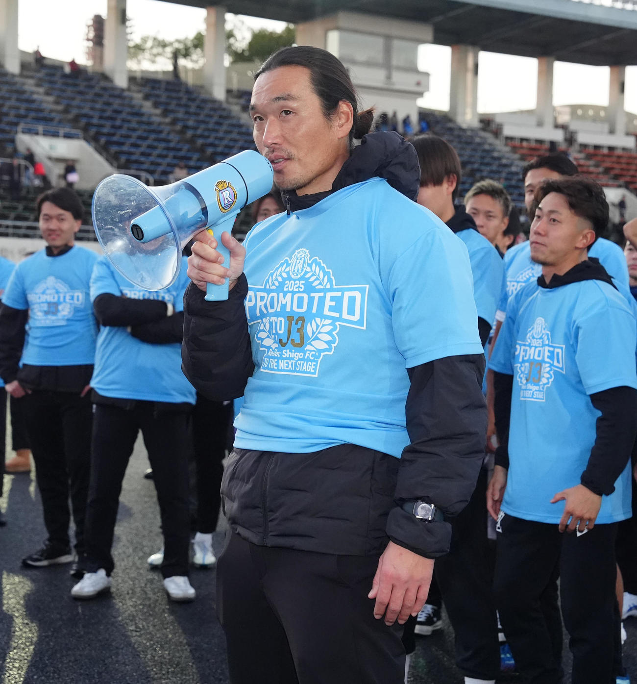 沼津対レイラック滋賀　試合後、サポーターにあいさつするレイラック滋賀の角田監督（撮影・江口和貴）