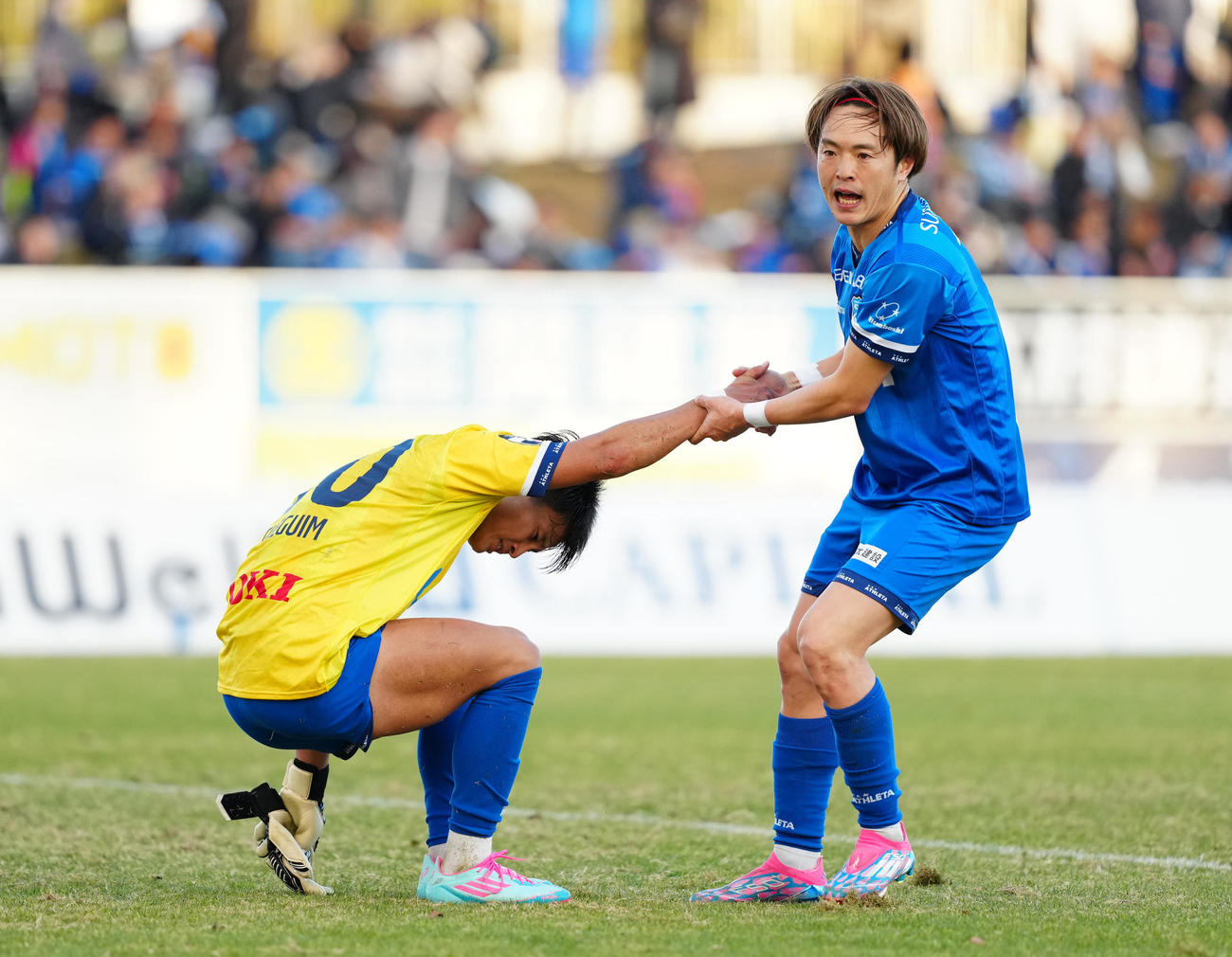 沼津対レイラック滋賀　試合後、GKを務めた沼津宮脇（左）に手を差し伸べる斎藤（撮影・江口和貴）