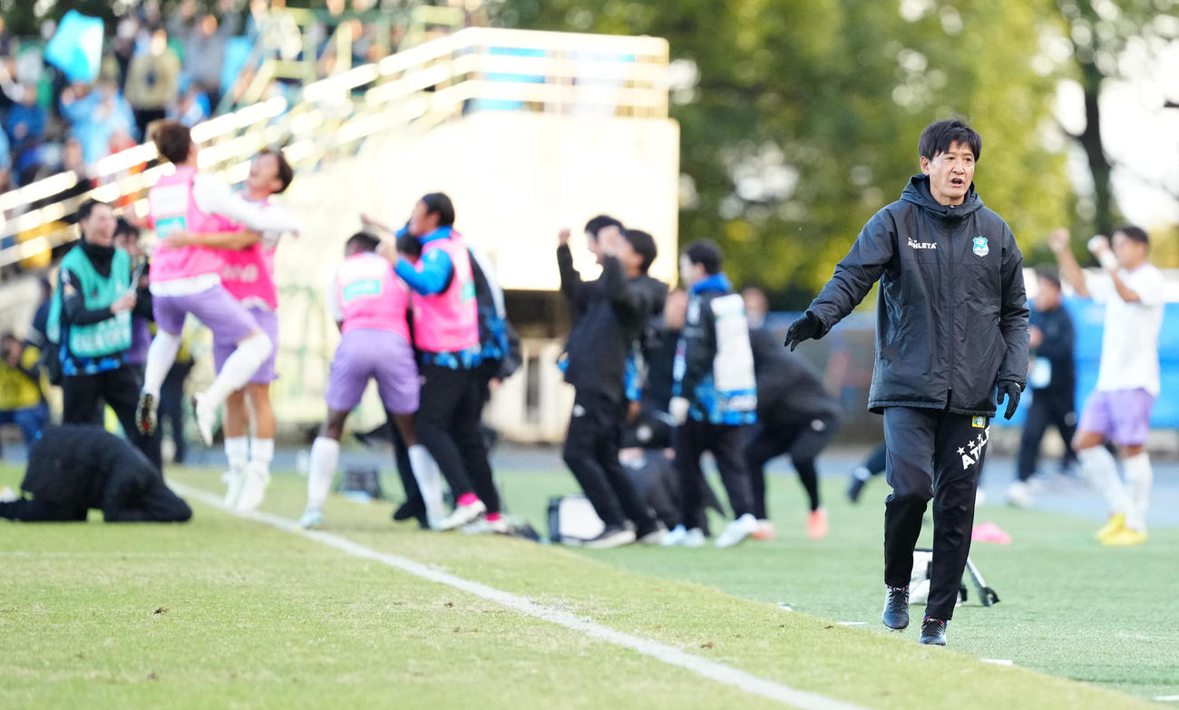 沼津対レイラック滋賀　試合終了のホイッスルを聞き、厳しい表情の沼津鈴木監督（撮影・江口和貴）