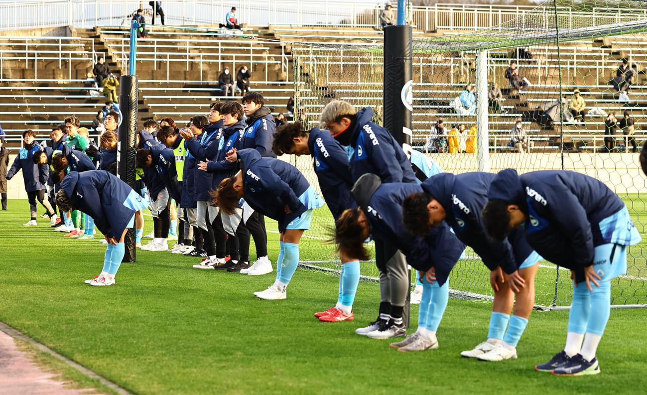 FC大阪対宮崎　宮崎に敗れたFC大阪イレブンはサポーターにあいさつをする（撮影・上田博志）