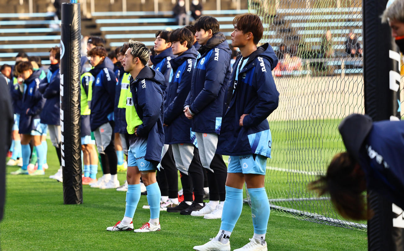 FC大阪対宮崎　宮崎に敗れたFC大阪イレブンはサポーターにあいさつをする（撮影・上田博志）
