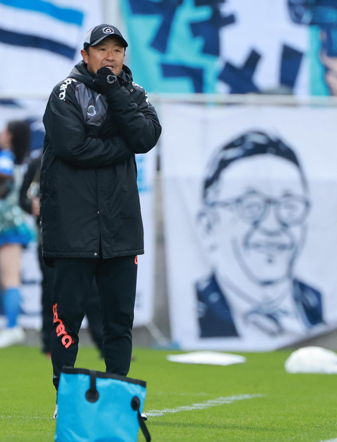 FC大阪対宮崎　戦況を見守るFC大阪・藪田監督（撮影・上田博志）